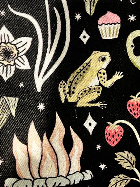 Wench in Pitch Black Medallion w/Enchanted Oracle Panels - Spooky Saturday Part 2
