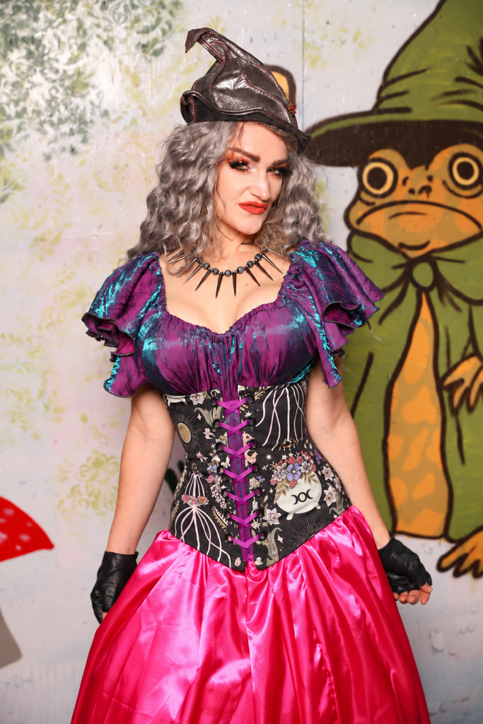 Wench in Pitch Black Medallion w/Enchanted Oracle Panels - Spooky Saturday Part 2